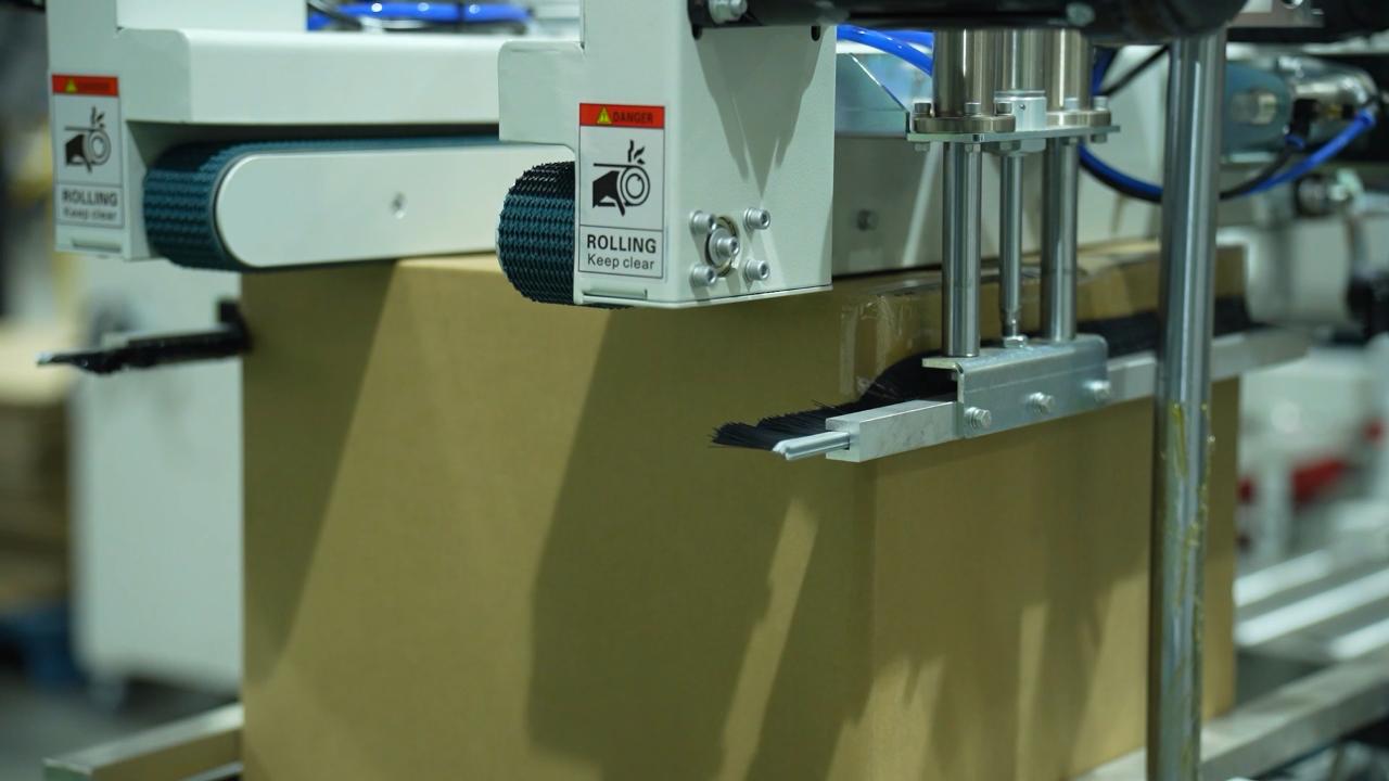 12 Automatically seal boxes 12 ปิดผนึกกล่องโดยอัตโนมัติ